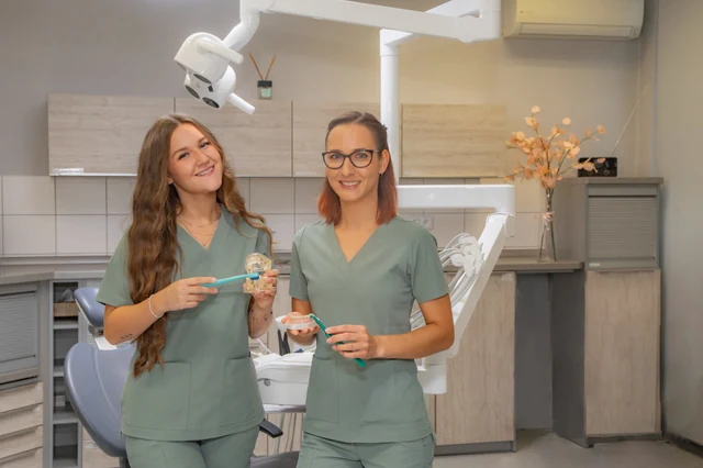Obě dentální hygienistky OpavaDent při ukázce pomůcek pro péči o zuby
