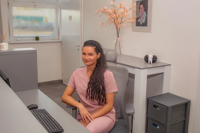 Dominika Müllerová na recepci ordinace OpavaDent