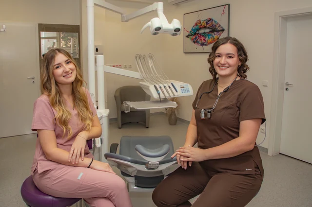 MDDr. Hana Rychtarová a zdravotní sestra Sára Chovancová v ordinaci